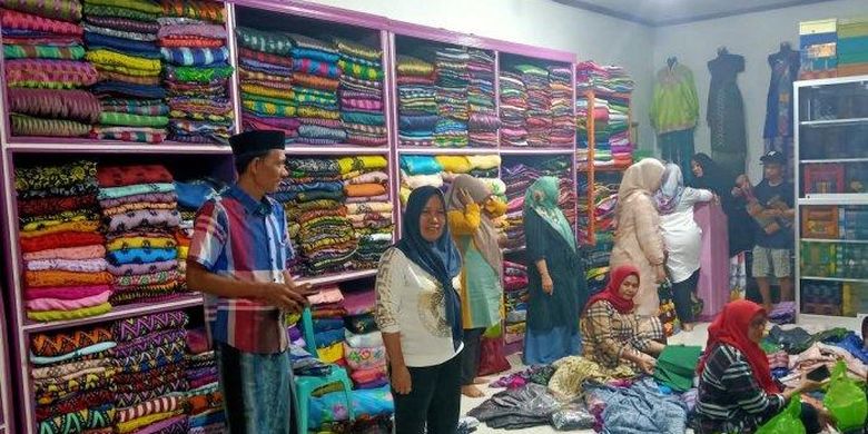 Sejumlah pelancong dari luar kabupaten saat hendak membeli oleh-oleh berupa kain sutra di salah satu stand di Desa Pakkanna, Kecamatan Tanasitolo, Kabupaten Wajo.