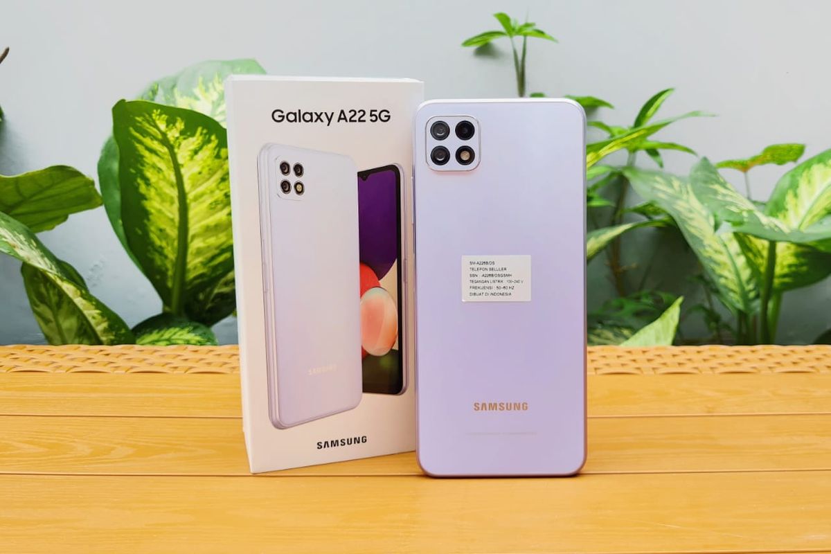 Galaxy A22 5G menjalankan sistem operasi Android 11 berlapis antarmuka khas Samsung, One UI Core 3.1. Baterainya berkapasitas 5.000 mAh dengan dukungan Fast Charging 15 Watt