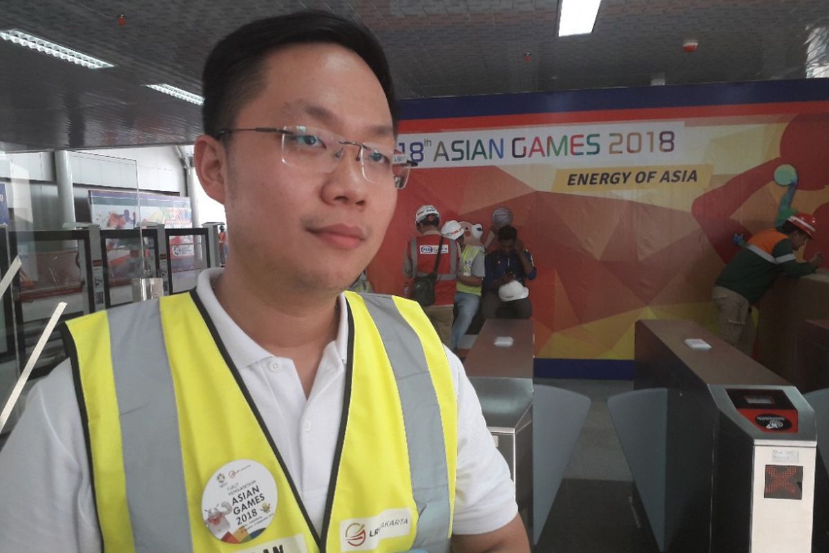 Direktur Utama PT LRT Jakarta Allan Tandiono saat memberikan keterangan kepada wartawan di Stasiun Velodrome, Rabu (15/8/2018).