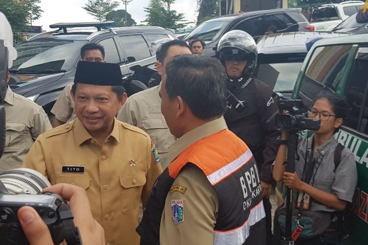 Mendagri Tito Karnavian disambut Sekda DKI Jakarta Saefullah saat mengunjungi korban banjir di Pengadegan Timur, Pancoran, Jakarta Selatan, Selasa (7/1/2020).