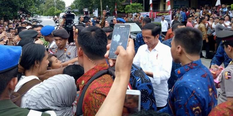 Presiden Joko Widodo menghampiri masyaralat yang menunggunya di depan SMP Negeri 2 Ambon usai memberikan kartu indonesia pintar (KIP) kepada ribuan siswa di sekolah tersebut, Rabu (8/2/2017)