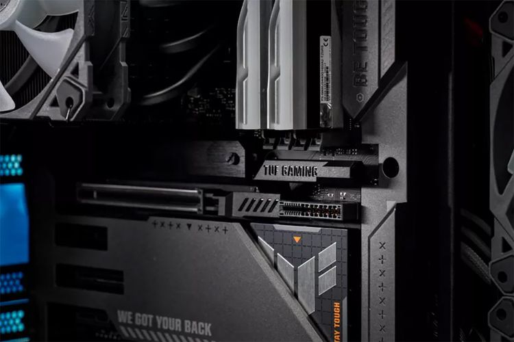 Konektor HPCE di motherboard Asus. Letaknya persis di bawah tulisan Tuf Gaming