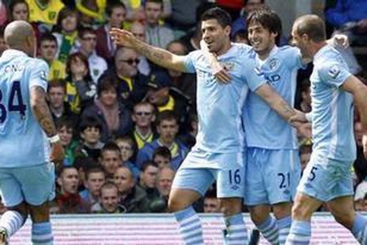 Striker Manchester City, Sergio Aguero (dua dari kiri), disambut rekan-rekannya setelah membobol gawang Wolverhampton Wanderers dalam lanjutan Premier League, Minggu (2/4/2012). Pada pertandingan itu, City akhirnya menang 2-0.