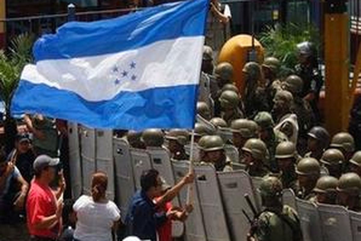 Pendukung Presiden tersingkir Manuel Zelaya menggelar unjuk rasa di pintu masuk bandara internasional di Tegucigalpa, 5 Juli 2009. Unjuk rasa berlangsung setelah Organisasi Negara-negara Amerika (OAS) menangguhkan keanggotaan Honduras dalam organisasi itu akibat aksi kudeta pekan lalu. 