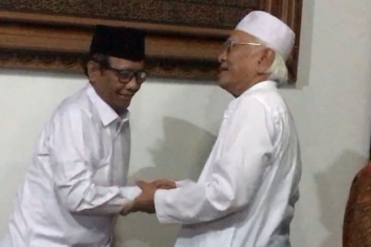 Calon wakil presiden, Mahfud MD berkunjung ke kediaman Gus Mus di Rembang, Jawa Tengah, pada Senin (13/11/2023) malam