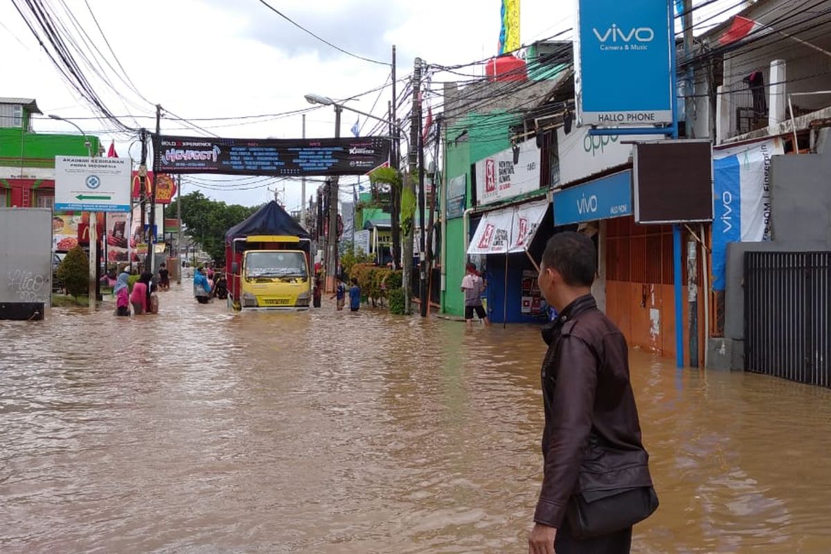 Suasana banjir di wilayah Bintara, Bekasi Barat tepatnya di depan Kantor Camat Bekasi Barat, sepanjang 600 meter, Selasa (25/2/2020).