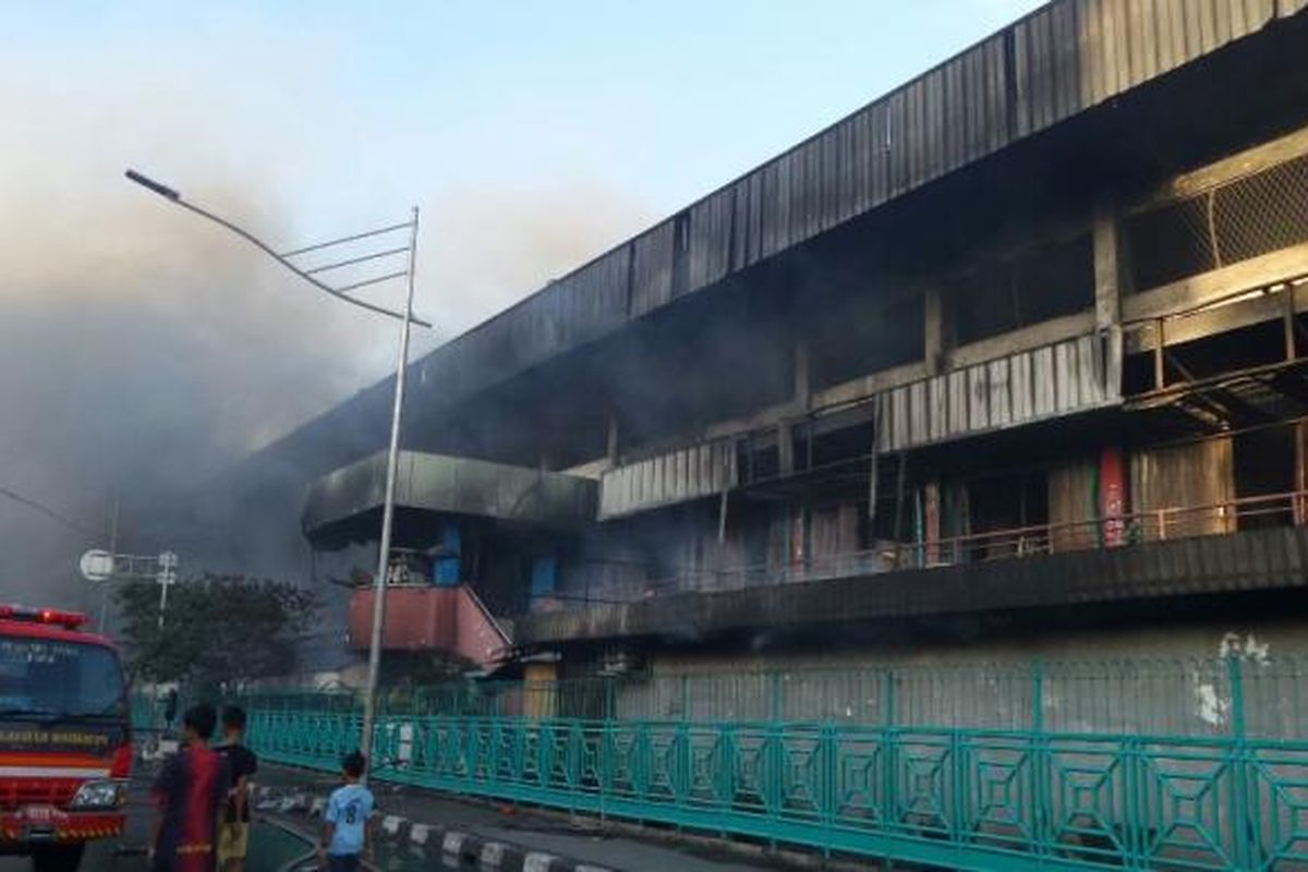 Kebakaran di Pasar Senen sudah bisa dikuasai petugas pemadam kebakaran, Kamis (19/1/2017). 