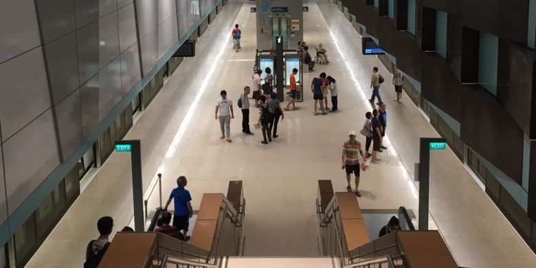 Interior stasiun MRT Bedok Reservoir, Singapura
