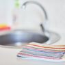 Cara Tepat Mencuci Kain Pencuci Piring yang Berbau 