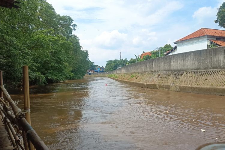 Kali Ciliwung di kawasan Kebon Pala, Jakarta Timur, Selasa (25/4/2023).