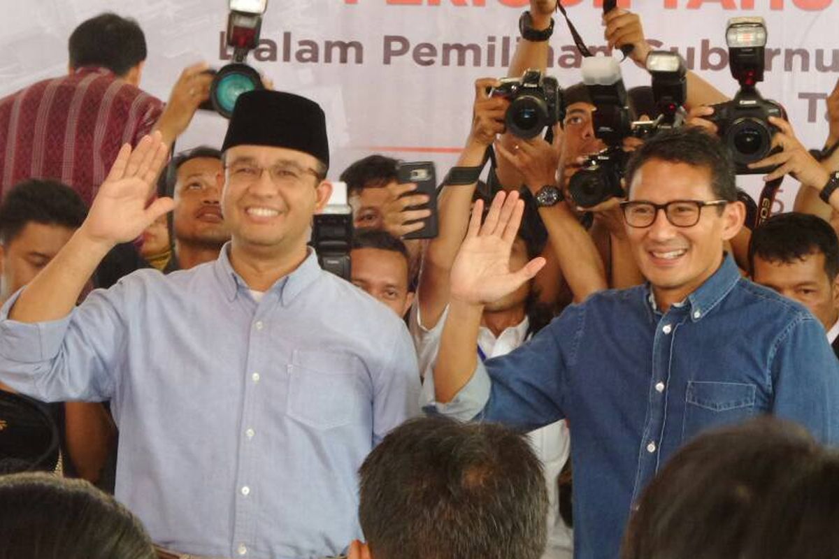 Calon gubernur dan wakil gubernur DKI Jakarta Anies Baswedan dan Sandiaga Uno berpose saat menghadiri acara rapat pleno penetapan calon kepala daerah terpilih di kantor KPU DKI Jakarta, Jumat (5/5/2017).