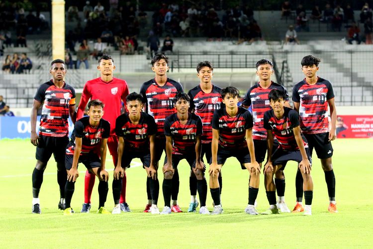 Garuda United yang berisikan pemain Timnas U17 Indonesia melawan Kashima Antlers saat ujicoba internasional  yang berakhir dengen skor 2-3 di Stadion Ngurah Rai Denpasar, Sabtu (5/8/2023) malam WIB.