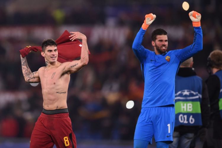 Diego Perotti dan Alisson Becker merayakan keberhasilan AS Roma lolos dari hadangan Shakhtar Donetsk pada babak 16 besar Liga Champions di Stadion Olimpico, Selasa (13/3/2018). 