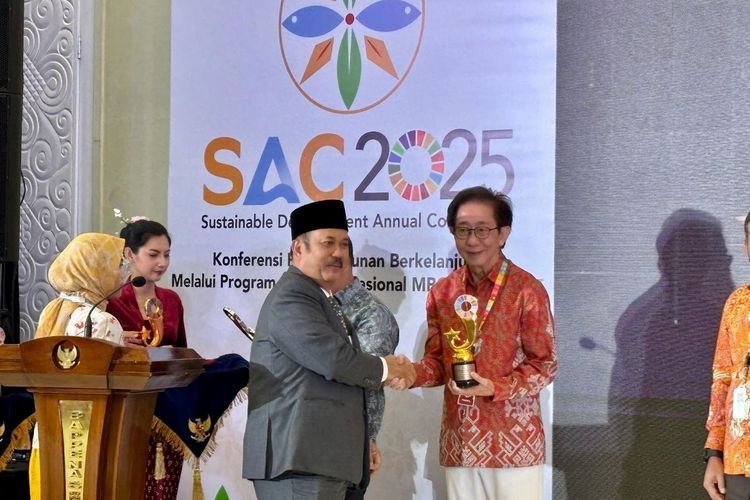 Menteri PPN/Kepala Bappenas Prof Dr Ir Rachmat Pambudy, MS kepada Direktur Sido Muncul, Dr (HC) Irwan Hidayat di Jakarta, Rabu (19/11/2025).
