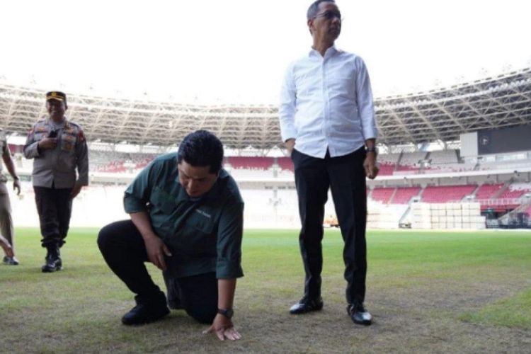 Erick Thohir mengecek kondisi rumput Stadion GBK usai konser Blackpink.