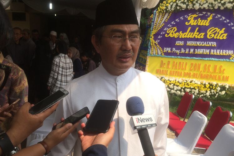 Ketua Ikatan Cendekiawan Muslim Indonesia Jimly Asshiddiqie usai melayat Dawam Raharjo di saat ditemui di rumah duka, Kompleks Billy Moon, Jakarta, Kamis (31/5/2018).