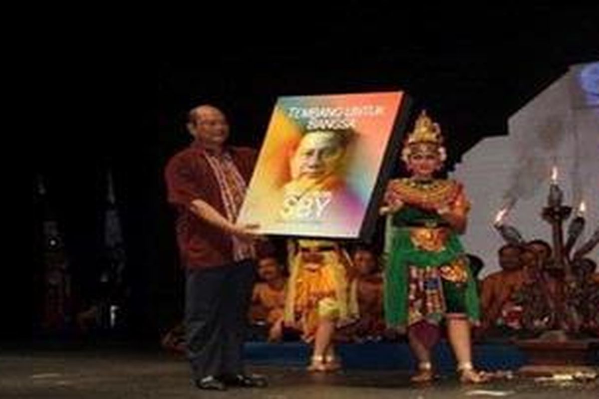 Inilah buku berjudul Tembang untuk Bangsa: Bahasa Musik SBY yang diluncurkan di Bali, Minggu (13/11/2011) malam lalu. Buku setebal 376 halaman yang diterbitkan oleh Red and White, RDE, dan BL Produktama itu berisi catatan proses kreatif Presiden SBY dalam mencipta lagu.  