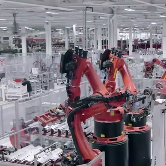 Mesin otomatis di dalam pabrik Gigafactory Tesla di Nevada, AS.