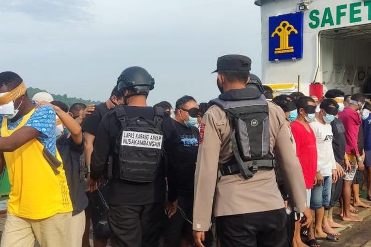 Sebanyak 58 narapidana yang mayoritas merupakan bandar narkoba pada sejumlah Lembaga Pemasyarakatan (Lapas) di lingkungan Kantor Wilayah (Kanwil) Kementerian Hukum dan HAM (Kemenkumham) Banten tiba di Pulau Nusakambangan, Rabu (26/1/2021).