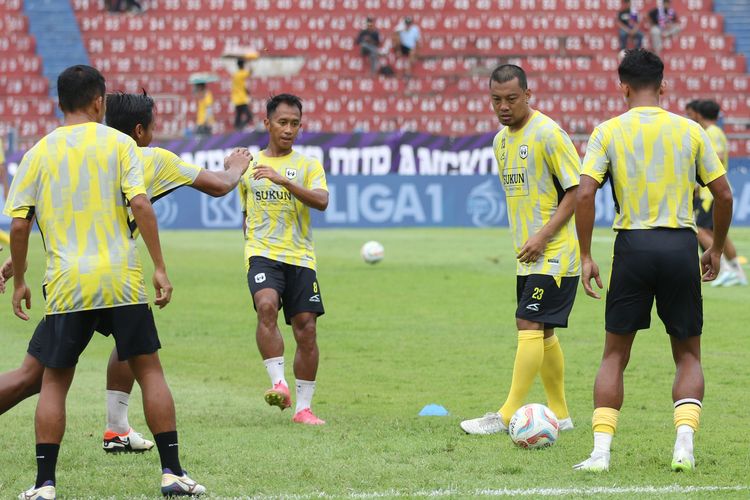 Pemain sekaligus manajer RANS Nusantara FC Hamka Hamzah saat pemanasan sebelum laga pekan ke-28 Liga 1 2023-2024 melawan Persik Kediri yang berakhir dengan skor 4-3 di Stadion Brawijaya Kediri, Jumat (8/3/2024) sore.