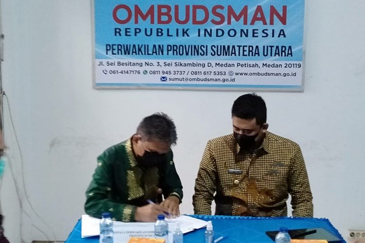 Kepala Ombudsman RI Perwakilan Sumut, Abyadi Siregar menyerahkan laporan akhir hasil pemeriksaan (LAHP) dugaan kasus tabung oksigen kosong di RS Pirngadi kepada Wali Kota Medan, Bobby Nasution, Jumat (11/6/2021).