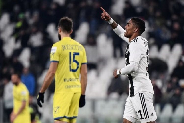 Douglas Costa merayakan golnya pada pertandingan Juventus vs Chievo Verona dalam lanjutan Serie A Liga Italia di hadapan publik Stadion Allianz, Turin, 21 Januari 2019. 