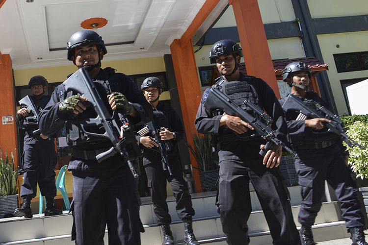 Personel polisi melakukan pengamanan kantor Komisi Pemilihan Umum di Banda Aceh, saat berlangsungnya simulasi pemungutan suara Pemilu 2019, Sabtu (6/4/2019).