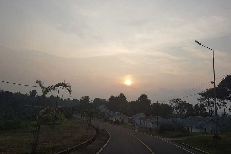 Badan Meteorologi, Klimatologi dan Geofisika (BMKG), Stasiun Meteorologi Dabo Singkep, Kabupaten Lingga, Kepulauan Riau (Kepri) memperkirakan kebakaran hutan dan lahan yang terjadi di wilayah Sumatera Selatan berdampak kabut asap diwilayah Kabupaten Lingga.