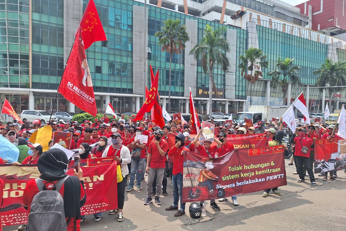 Protes Gajinya Dipotong Setiap Bulan, Kurir J&T Kesulitan Beli Susu Anak