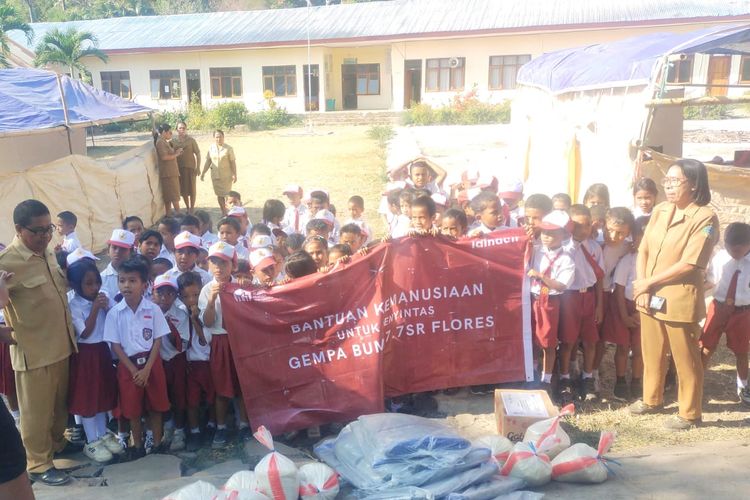 Sekolah Rusak akibat Gempa Flores, IAI Salurkan Terpal dan Sembako