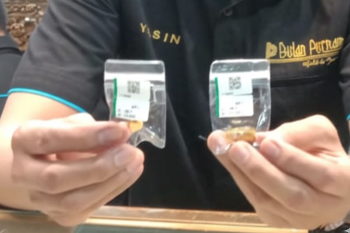 Emas cukim di Toko emas Bulan Purnama, Pasar Besar, Kota Malang. 