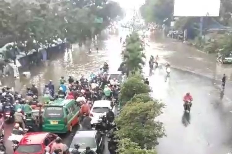 Arus lalu lintas di beberapa jalan raya di Kota Cimahi, Jawa Barat terputus usai direndam banjir pada Senin (25/12/2023) sore.