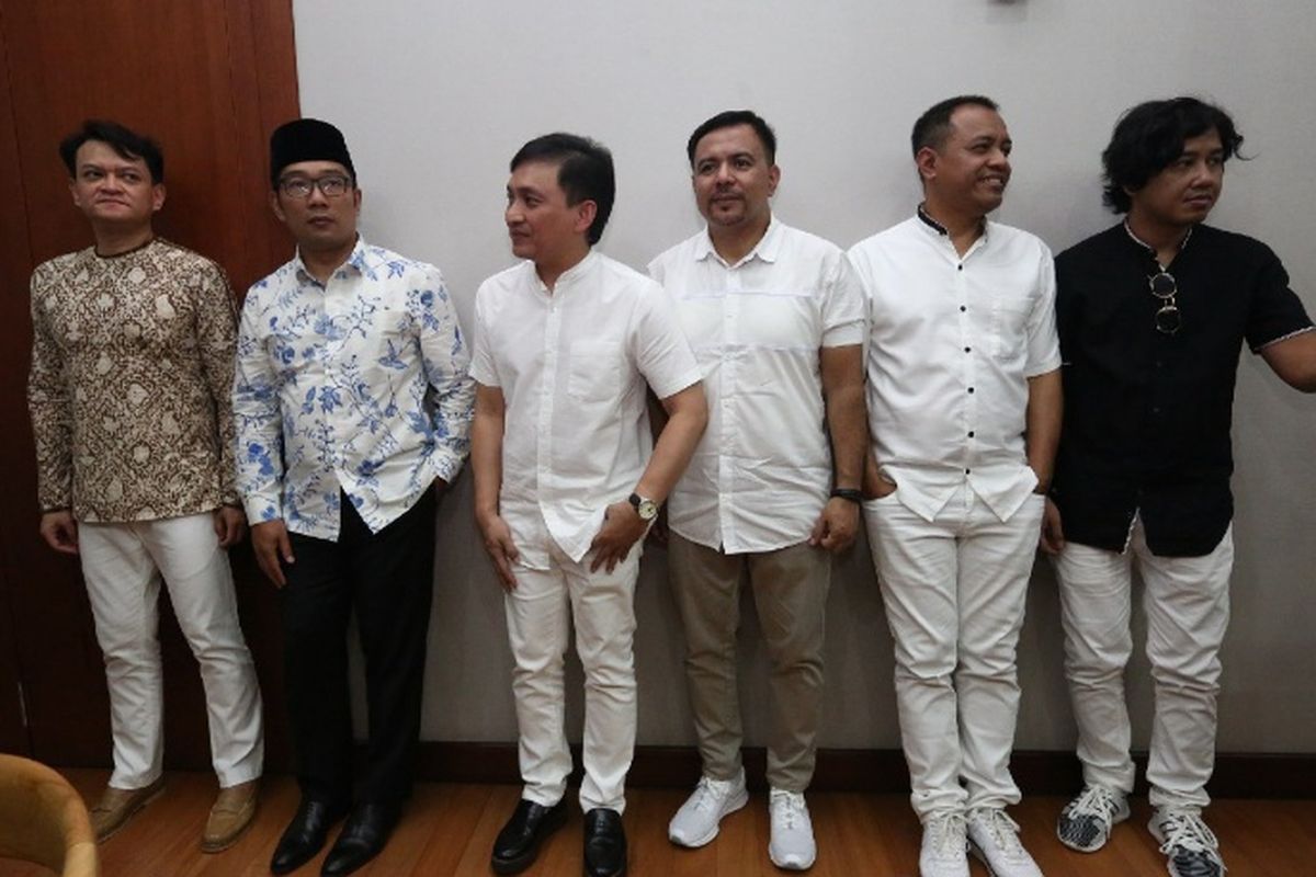 Wali Kota Bandung Ridwan Kamil saat berfoto bersama grup band Kahitna di Balaikota Bandung, Jalan Wastukancana, Kamis (6/7/2017)