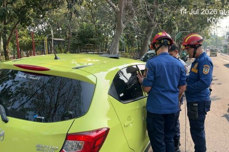 Cerita Damkar Solo Evakuasi Balita Terkunci di Mobil, Ditinggal Makan Orangtuanya