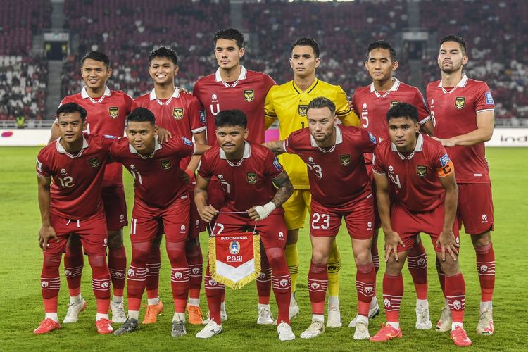 Timnas Indonesia berfoto bersama jelang bertanding melawan timnas Brunei dalam pertandingan leg 1 kualifikasi Piala Dunia 2026 babak pertama zona Asia di Stadion Utama Gelora Bung Karno (GBK), Senayan, Jakarta, Kamis (12/10/2023). Jika mampu menyingkirkan Brunei, Indonesia akan masuk Grup F bersama Irak, Vietnam, dan Filipina.