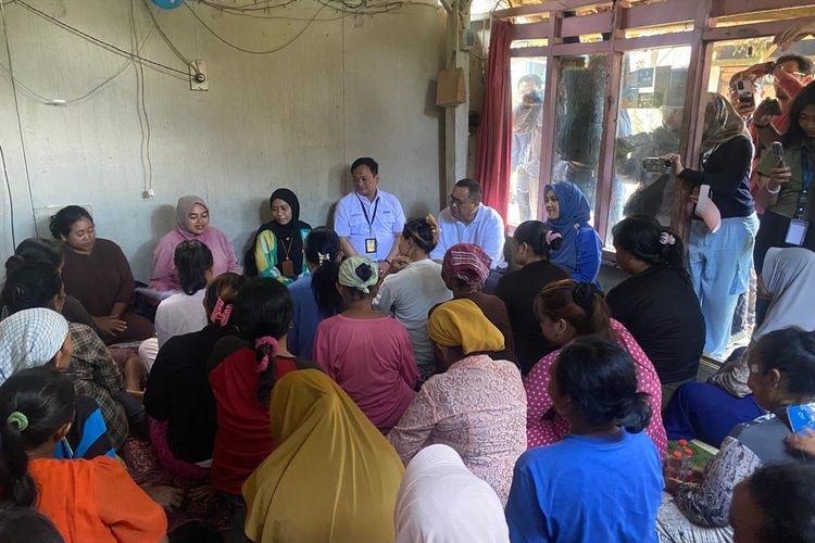 Ibu-ibu nasabah PNM Mekaar di Desa Telemung Banyuwangi bercerita meminjam modal usaha untuk beternak kambing, kini berhasil menyekolahkan anaknya