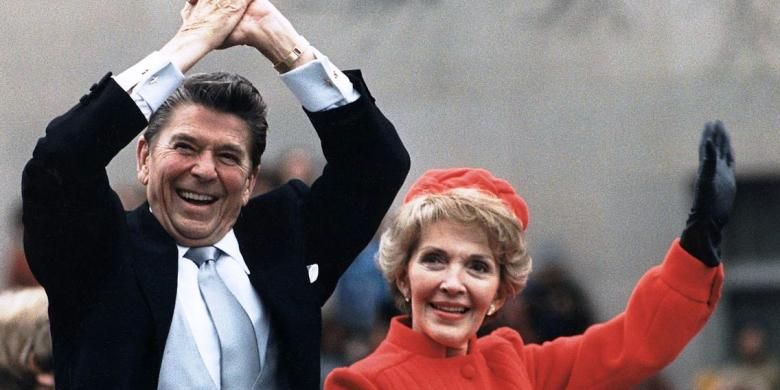 Ronald Reagan dan Nancy Reagen di atas limousin saat pawai pada 20 Januari 1981 setelah terpilih menjadi presiden.