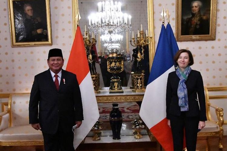 Indonesian Defense Minister Prabowo Subianto (L) meets his counterpart French Defense Minister Florence Parly at the French Ministry of Defense in Paris on Wednesday, October 21, 2020.   