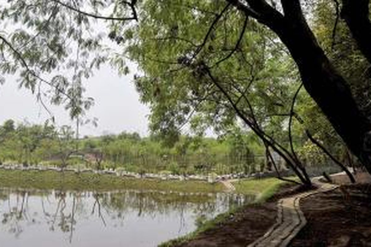Selain untuk menampung sampah, sejumlah lahan di tempat pembuangan akhir (TPA) Rawa Kucing, Neglasari, Kota Tangerang, Banten, dimanfaatkan untuk taman dan kolam ikan, Rabu (25/2/2015).