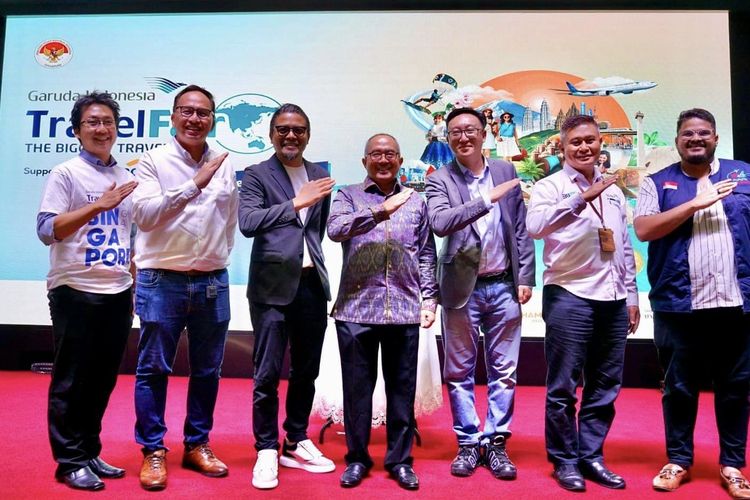 Duta Besar Indonesia untuk Singapura Suryo Pratomo berfoto bersama jajaran petinggi Garuda Indonesia pada pembukaan Garuda Indonesia Travel Fair (GATF) di KBRI Singapura, Senin (20/11/2023)