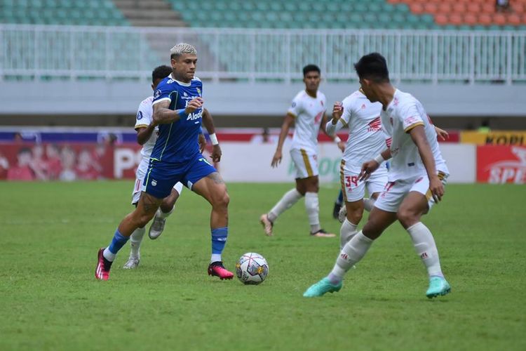 Aksi Ciro Alves dalam laga Persib Bandung vs PSM Makassar. Laga Persib vs PSM Makassar pada pekan ke-24 Liga 1 2022-2023 tersebut digelar di Stadion Pakansari, Kabupaten Bogor, pada Selasa (14/2/2023) sore WIB. (Foto: KOMPAS.com/Adil Nursalam)