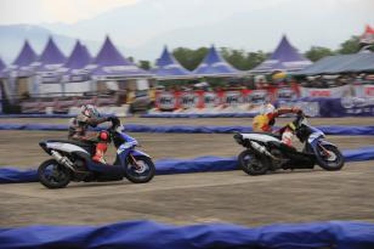 Kualifikasi seri 5 Yamaha Cup Race di sirkuit Lanud Tabing Padang Sumatera Barat, Sabtu (23/8/2014).