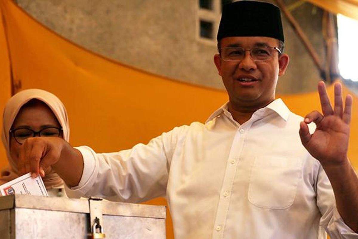 Calon gubernur DKI Jakarta nomor urut 3, Anies Baswedan didampingi Istri Anies Baswedan, Fery Farhati Ganis memasukkan surat suara di Tempat Pemungutan Suara 28, Cilandak Barat, Jakarta Selatan, Rabu (15/2/2017). Pilkada DKI Jakarta diikuti oleh tiga pasangan calon, yaitu Agus Harimurti Yudhoyono-Sylviana Murni, Basuki Tjahaja Purnama-Djarot Saiful Hidayat, dan Anies Baswedan-Sandiaga Uno.