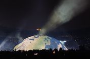 Kanye West Tampilkan Bumi Biru Menyala hingga Bulan di Dome Stage