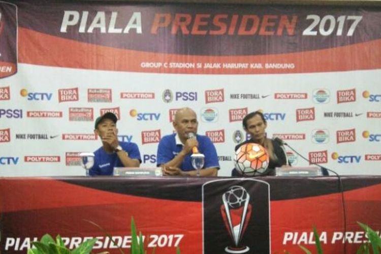 Asisyen Pelatih Persib Herrie Setiawan bersama bek Persib Henhen Herdiana saat menghadiri sesi jumpa pers pra-pertandingan Piala Presiden di Hotel Topas, Jalan Pasteur, Bandung, Minggu (5/1/2017). KOMPAS.com/DENDI RAMDHANI