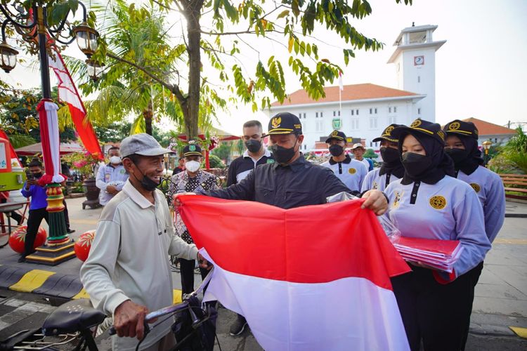 Wali Kota Madiun Maidi membagikan 5.000 bendera merah putih gratis menjelang perayaan Hari Ulang Tahun (HUT) ke-77 Republik Indonesia (RI), Jumat (12/8/2022). 