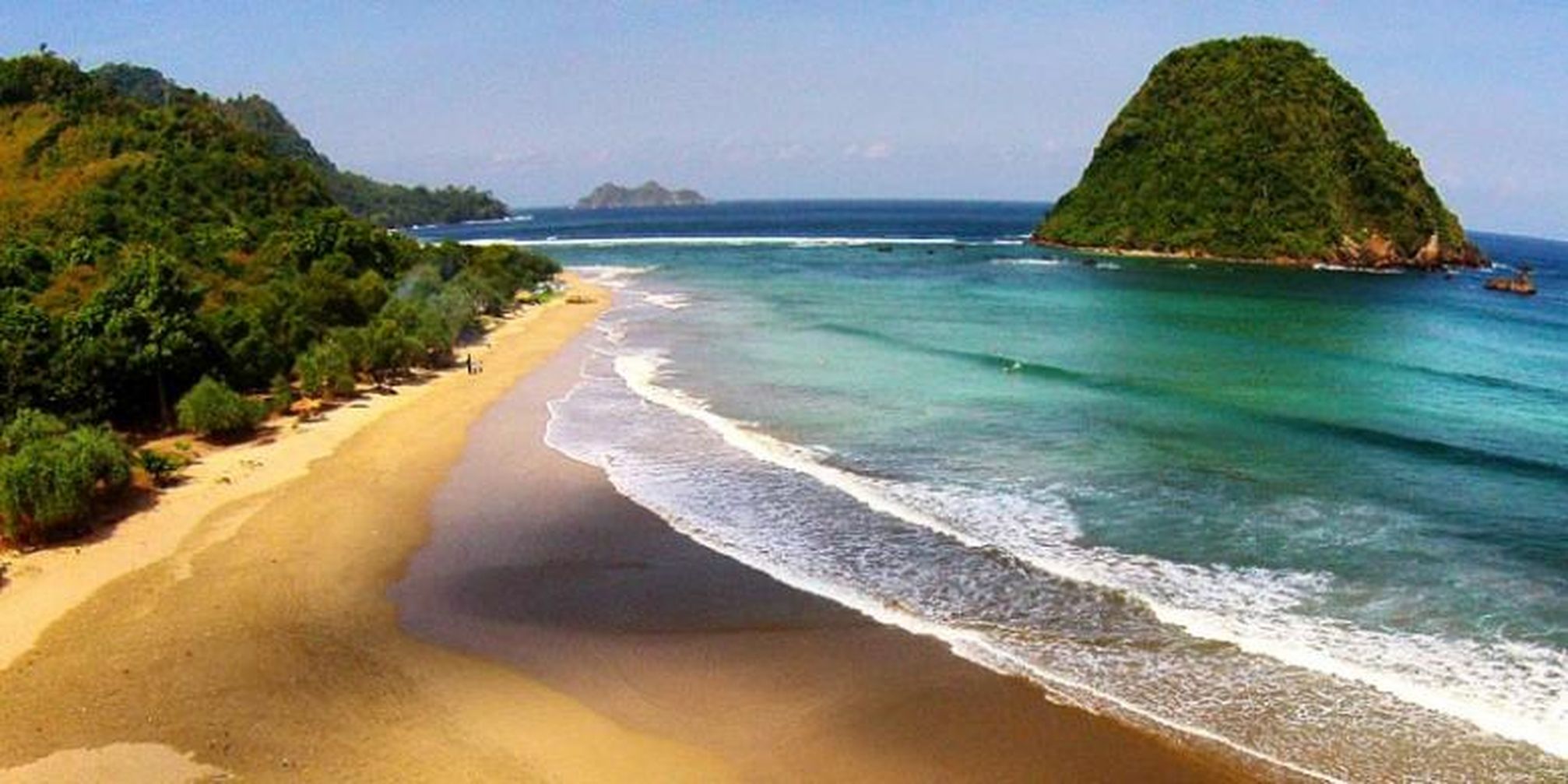 Pantai Pulau Merah Primadona Pariwisata Banyuwangi