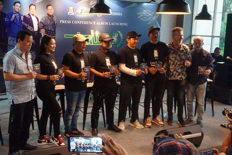 Band Wali pose bersama pada press conference album launching WALI 20.20 di KFC Mall Artha Gading, Jakarta, Kamis (12/3/2020).