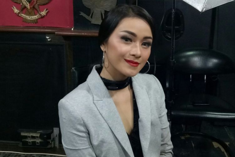 Dara The Virgin berpose usai pemotretan di Studio Republik Cinta Managemen, Pondok Indah, Jakarta Selatan, Rabu (2/8/2017).