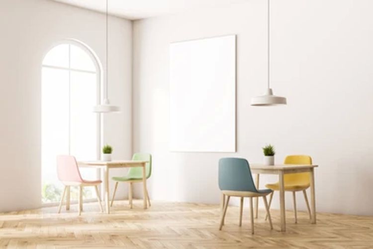 Ilustrasi kursi kayu di rumah minimalis.